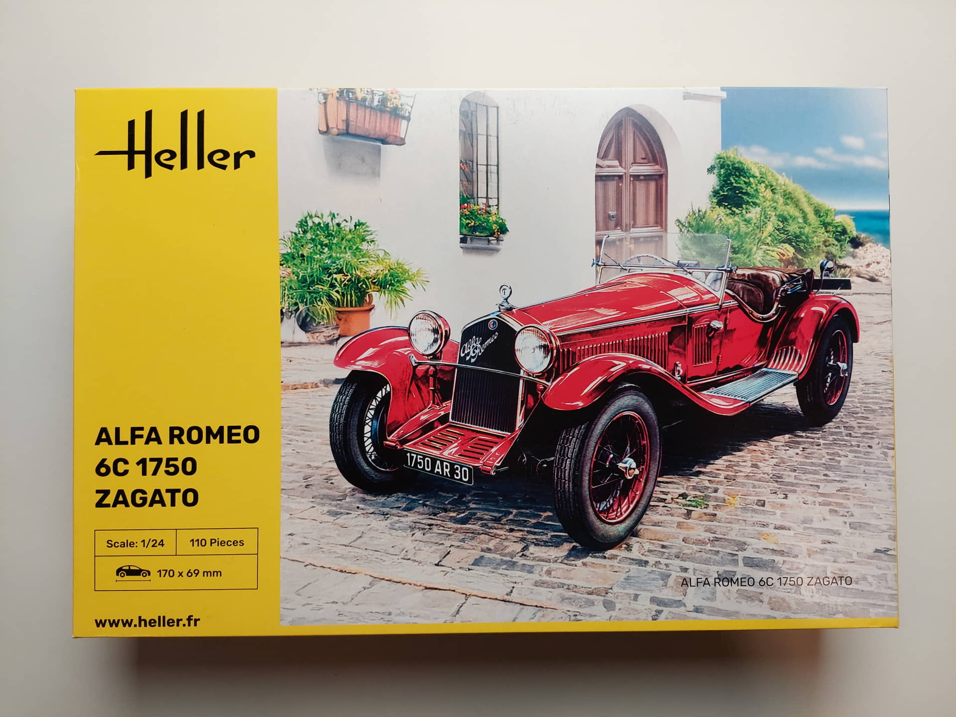 bdd49debb4377e4f0151ee2b416ea669.jpg 1/24 Alfa Romeo 6C 1750 Zagato Сборная модель Heller 80715
