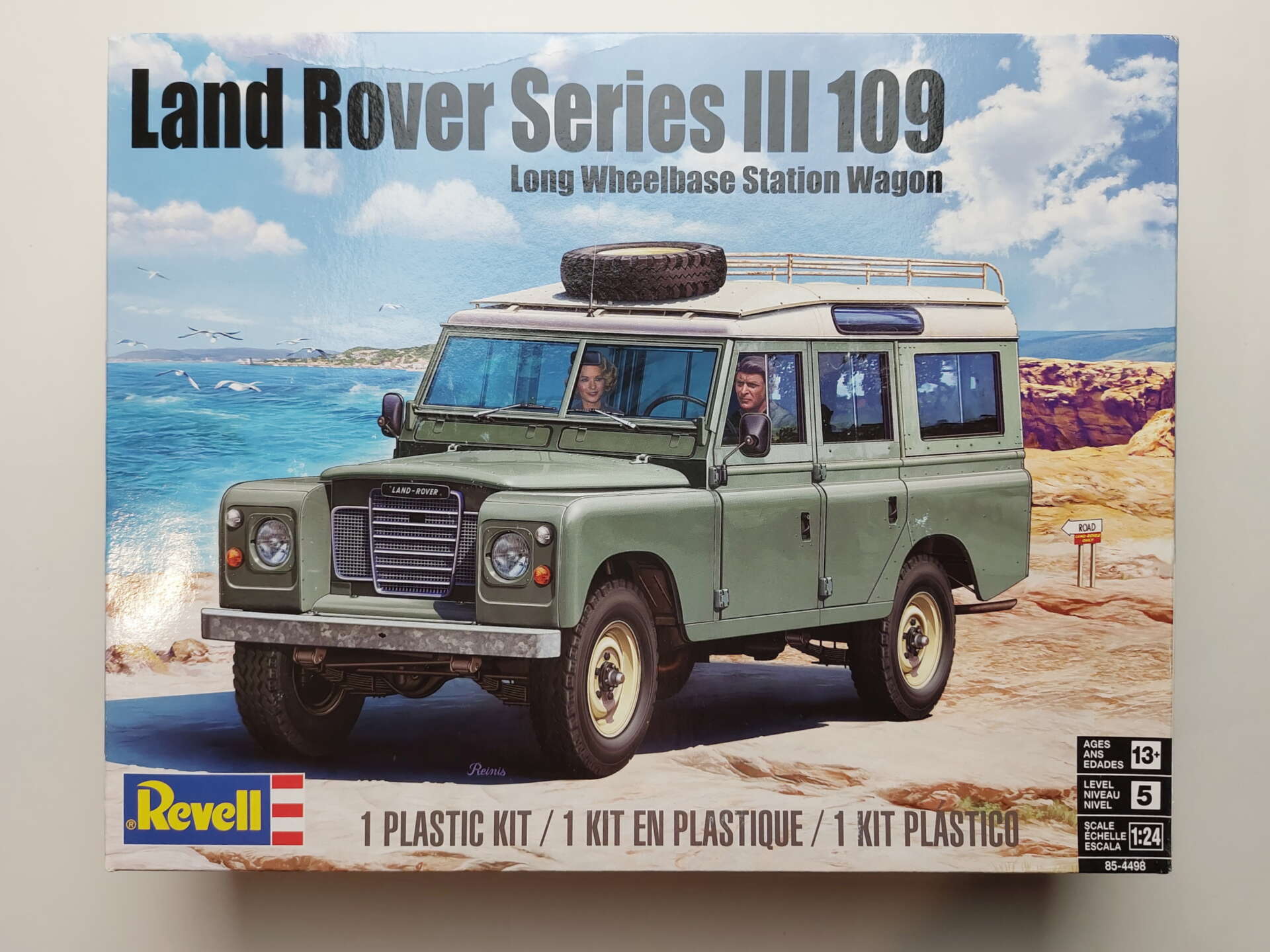 70a9ee370ba502079a721ad93a6d3ee3.jpg 1/24 Land Rover Series III 109 Long Wheelbase Station Wagon Сборная модель Revell 85-4498