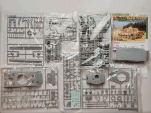 1/35 Panzerkampfwagen VI Tiger II Sd. Kfz. 182 "King Tiger" (Henschel Turret) Сборная модель Dragon 6208