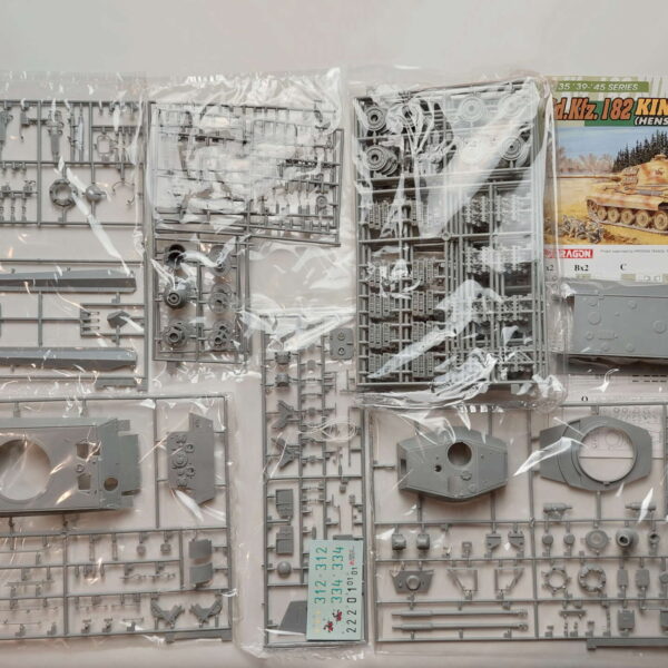 1/35 Panzerkampfwagen VI Tiger II Sd. Kfz. 182 "King Tiger" (Henschel Turret) Сборная модель Dragon 6208