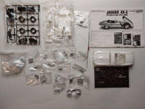 1/24 Jaguar XK-E with DOHC In-Line 6 4235cc Engine Сборная модель Gunze Sangyo G-517