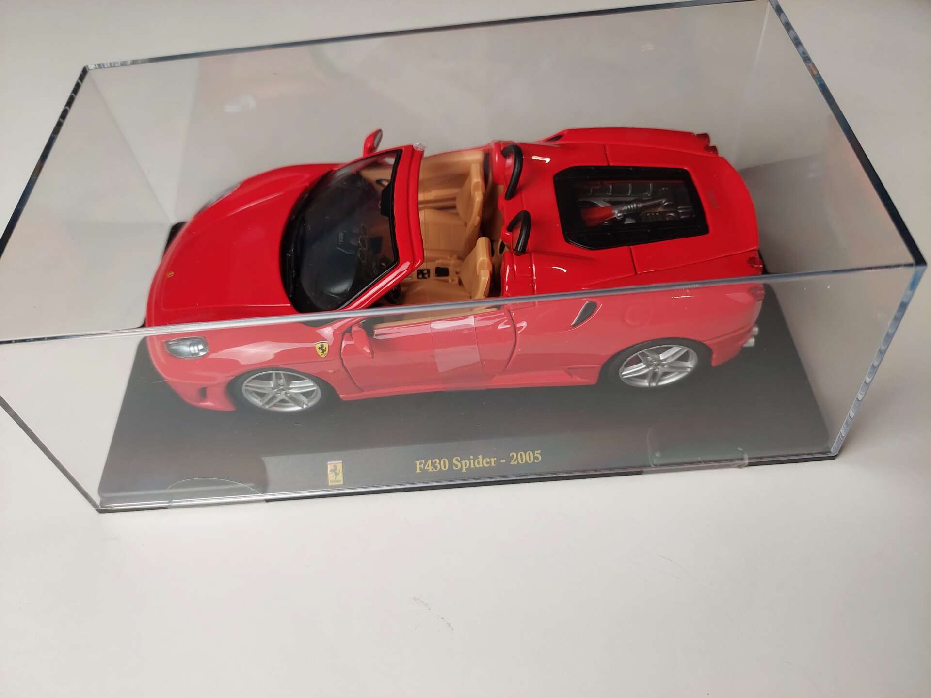 49dbc4dab465681e54844d0ad8333a7c.jpg 1/24 Ferrari F430 Spider 2005 Модель в футляре Bburago