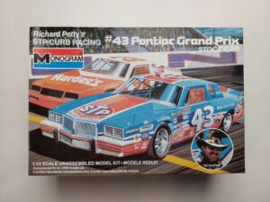 1/24 Pontiac Grand Prix 1985 Richard Petty #43 CURB RACING STP Сборная модель Monogram 2722