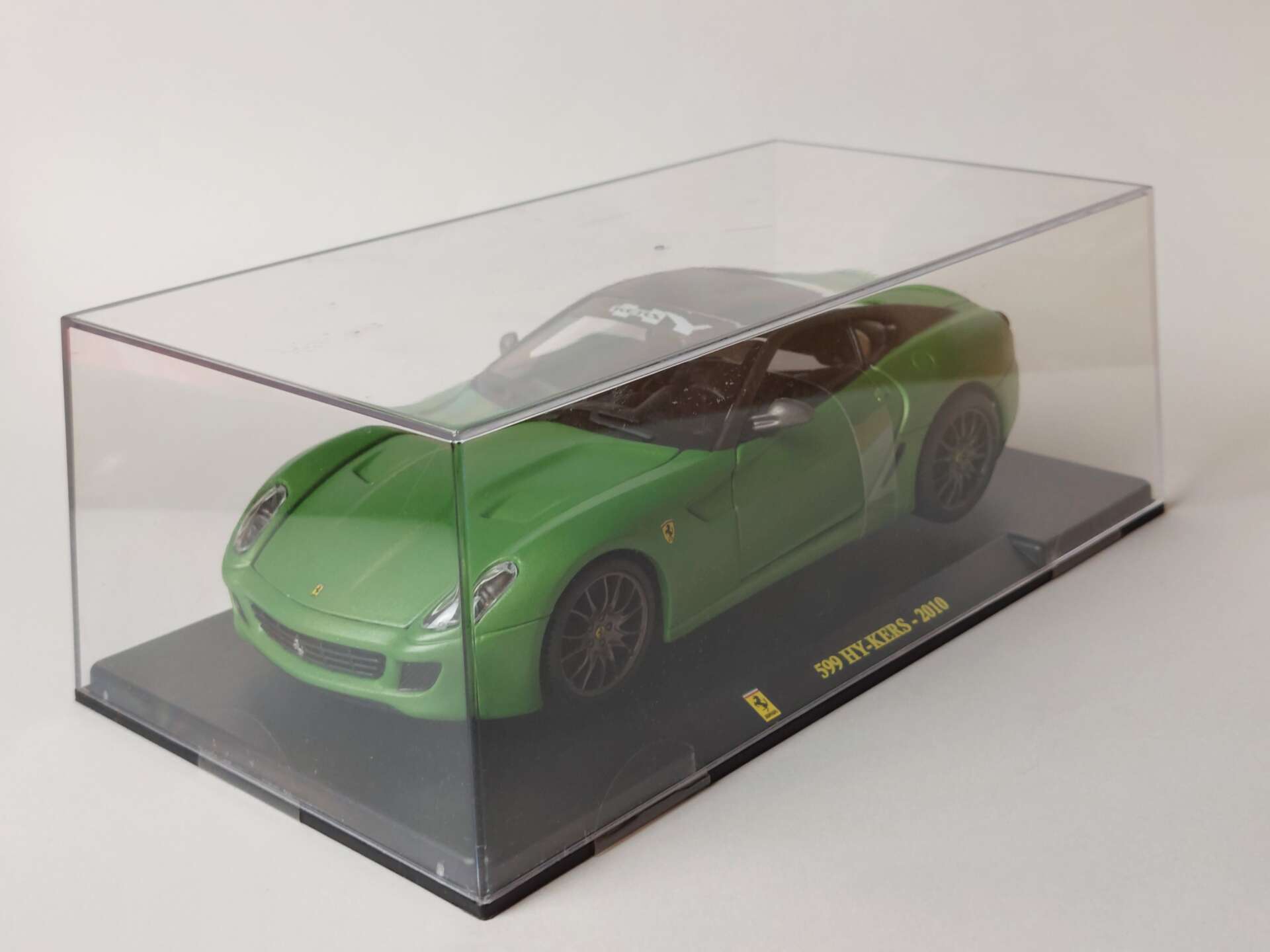 23e82c17607a27546ec70528bd69e86b.jpg 1/24 Ferrari 599 HY-KERS 2010 Масштабная модель Bburago