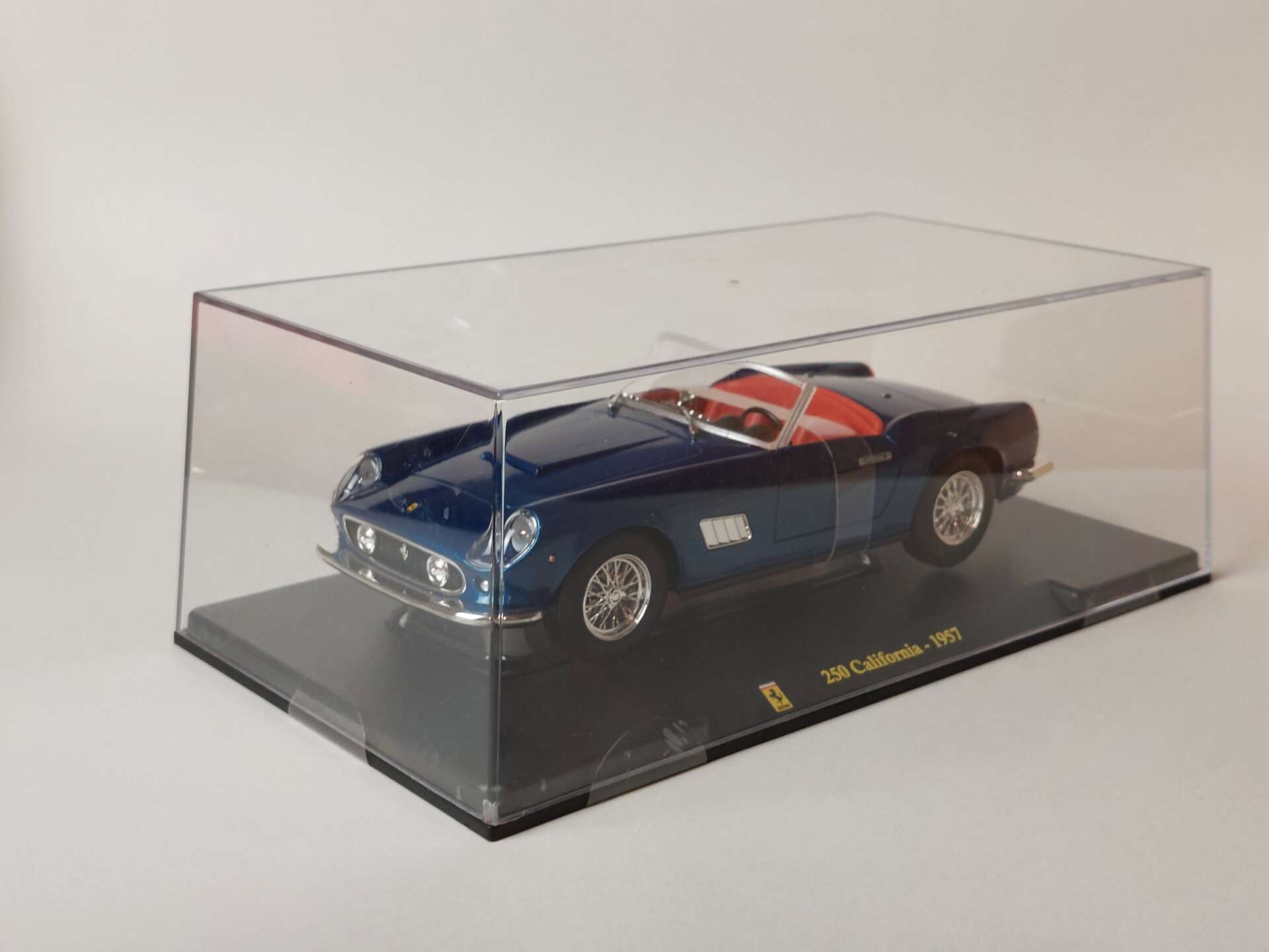 9cf6b335bd3bc387bda9a88d4df506d3.jpg 1/24 Ferrari 250 California 1957 Масштабная модель Bburago