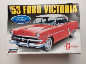1/25 Ford Victoria '53 Сборная модель Lindberg 72172
