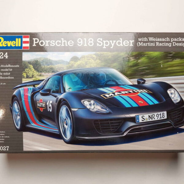 1/24 Porsche 918 Spyder with Weissach package (Martini Racing Design) Сборная модель Revell 07027