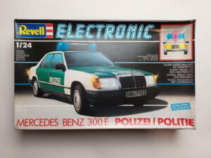 1/24 Mercedes-Benz 300E (W124) Polizei / Politie Сборная модель Revell 8014