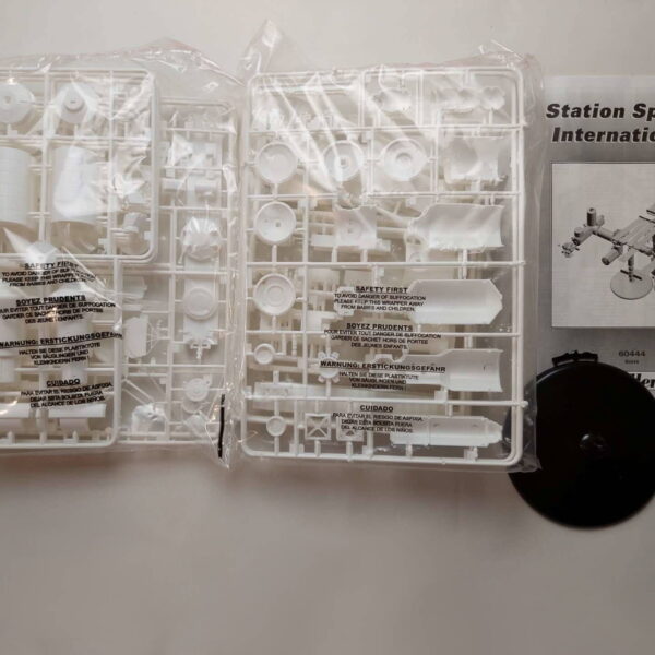 1/125 МКС / Station Spatiale Internationale Сборная модель Heller 80444