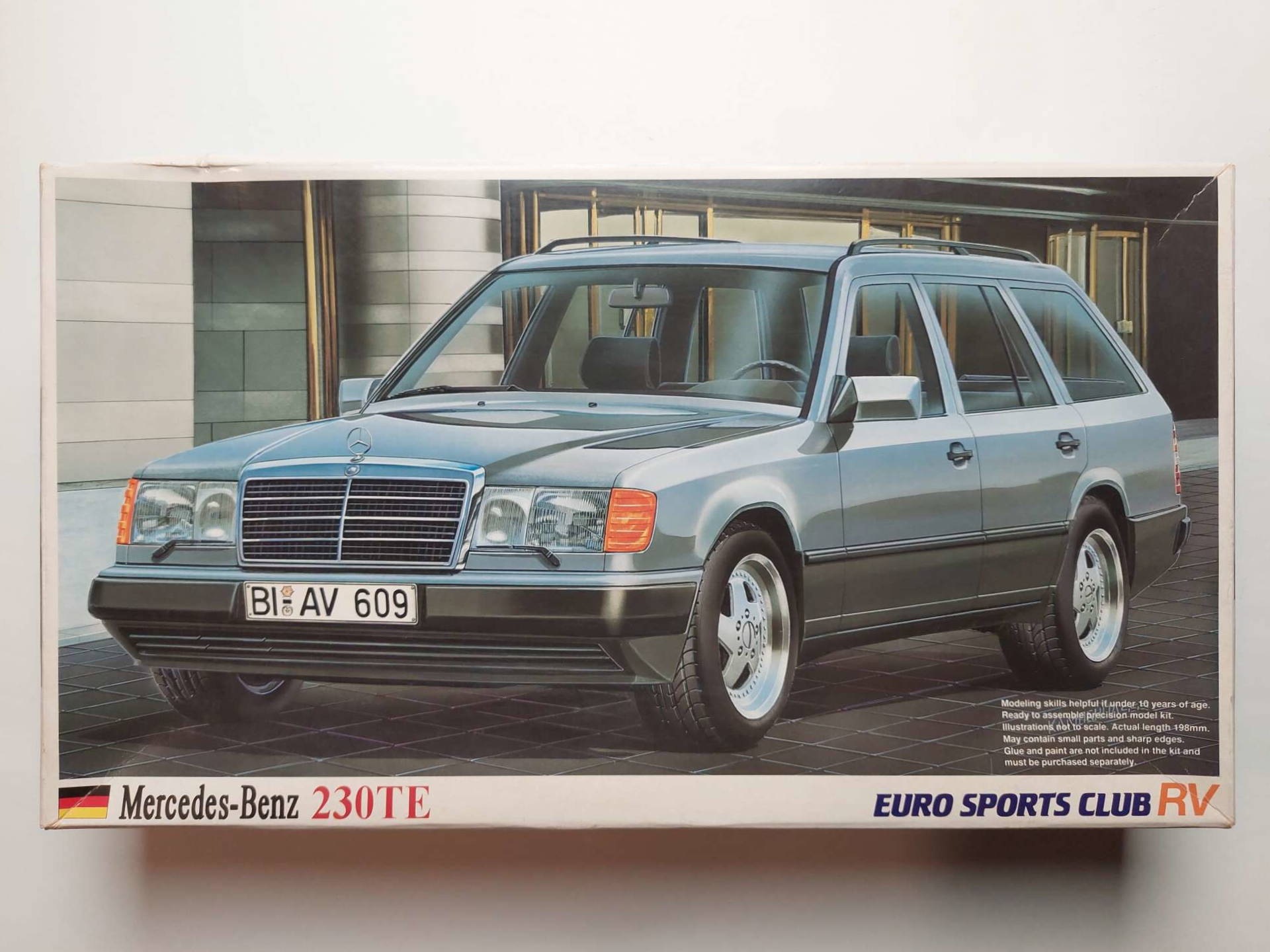 4620e699dae0f8e8d83a84061042cb30.jpg 1/24 Mercedes-Benz 230TE (W124) Сборная модель Aoshima 01538